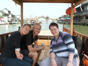 Mit Nelli und Alex auf dem Boot in Zhujiajiao, hinter uns die Fangsheng Brücke