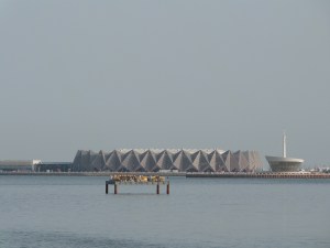 Blick auf das Kaspische Meer und die Chrystal-Halle, in der ich arbeiten werde.