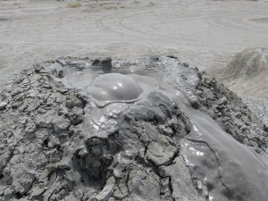 Ausbrechender Schlammvulkan