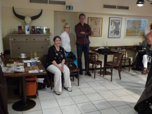 Unsere Moderatorin Chris, Marcel und ich kurz vor der Lesung